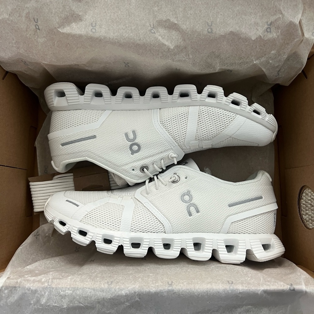On Running Cloud 5 White Sneakers - NEVER WORN